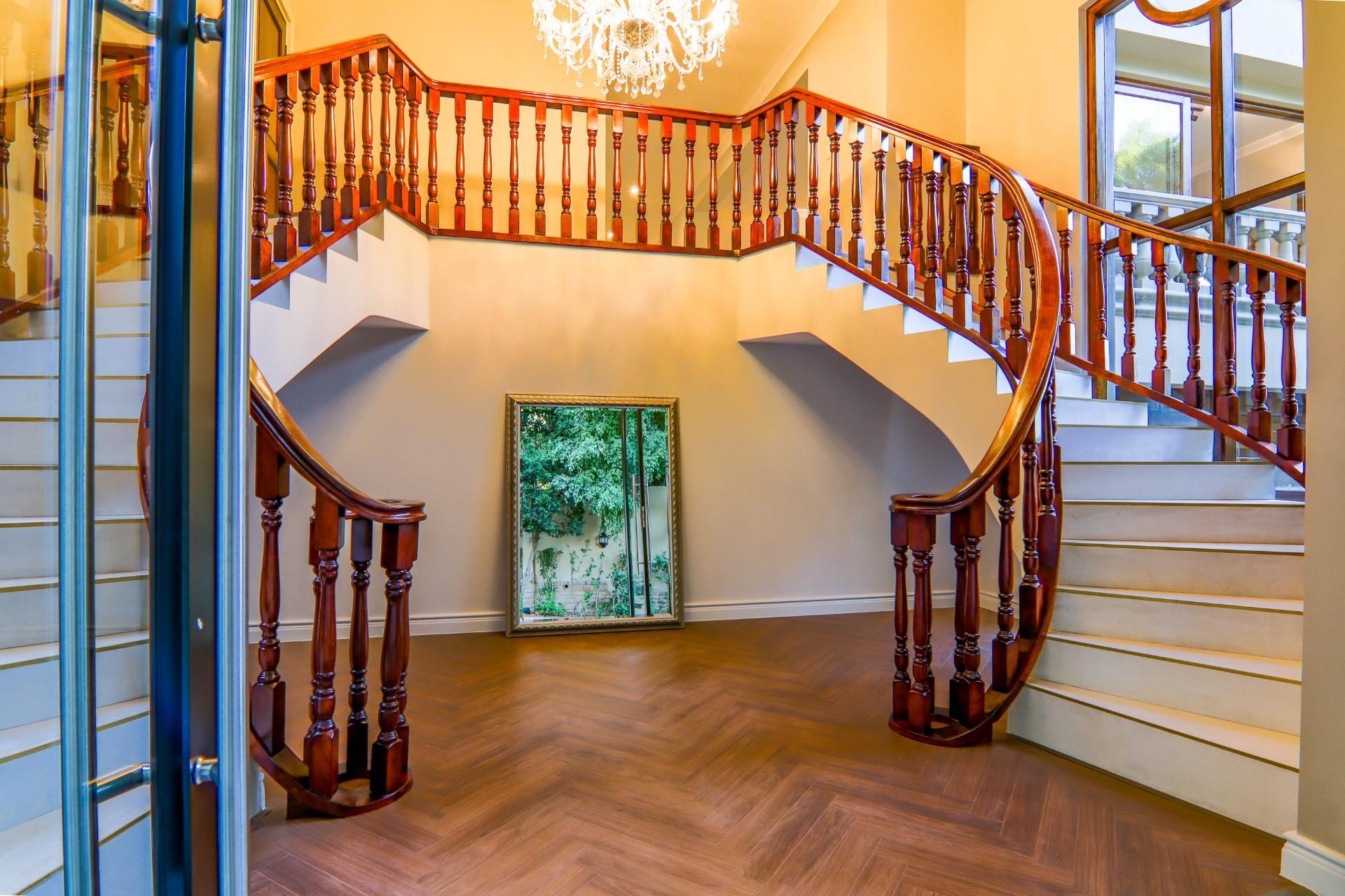 Elegant Living with Uninterrupted Vistas — photograph 5