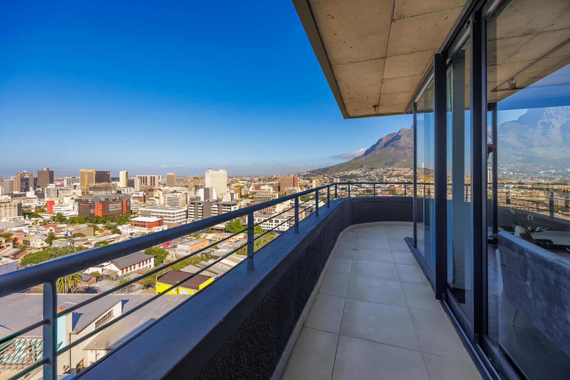 Iconic Duplex Penthouse with Private Rooftop Pool — photograph 5
