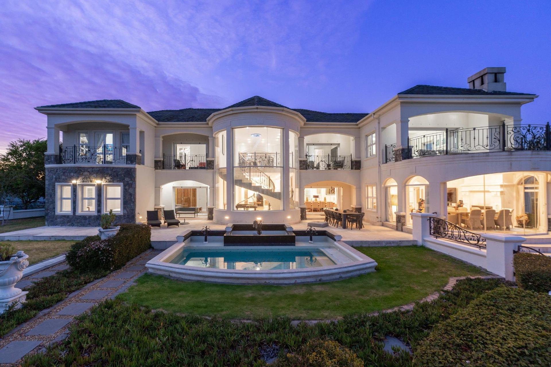 Luxury Lakeside Home with Mountain Views — photograph 2