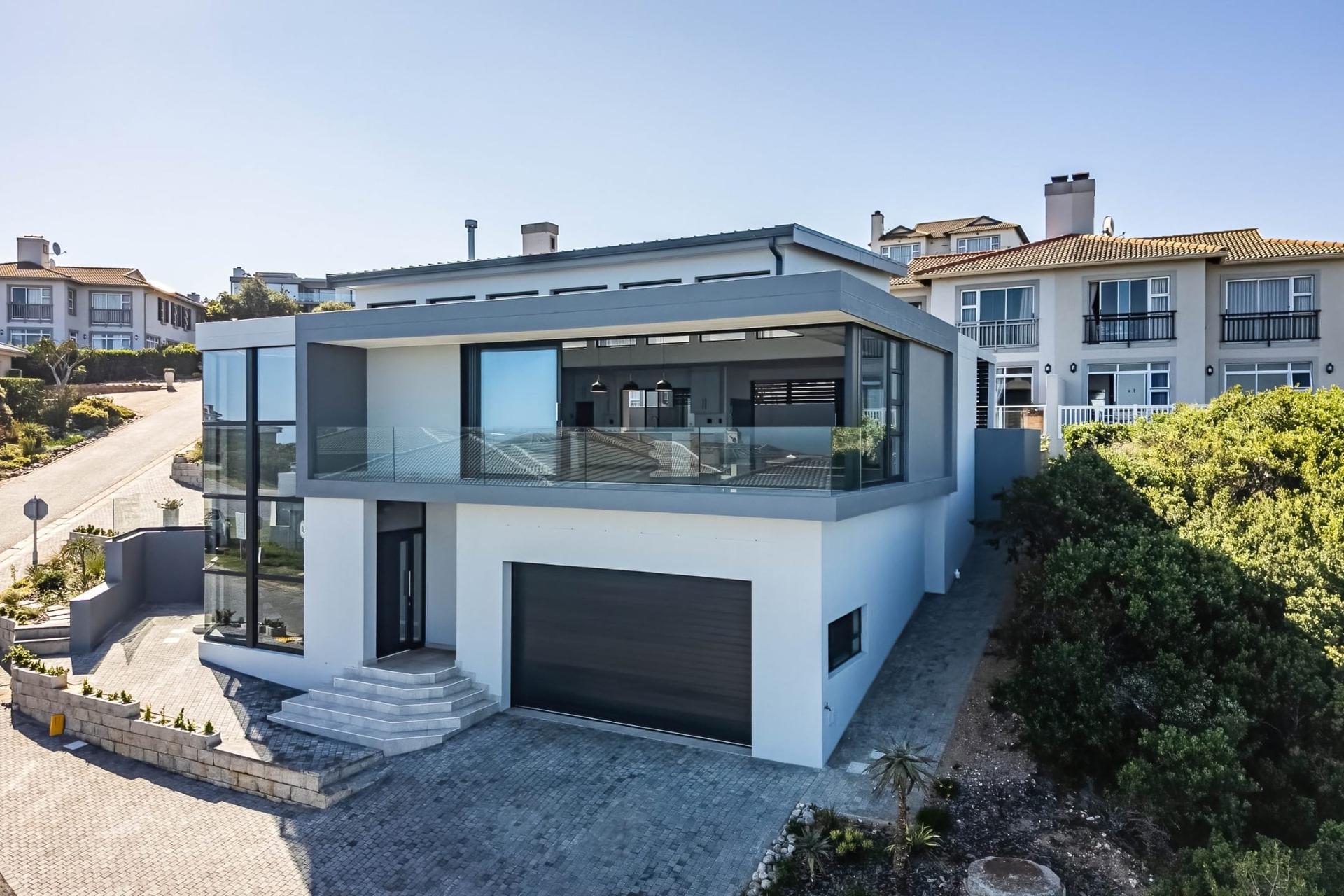 Contemporary Coastal Luxury with Panoramic Views — photograph 2